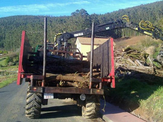 tractor recogiendo leña
